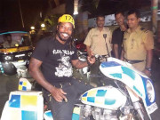 کرس گیل ممبئی میں پولیس بائیک پر گھومنے لگے