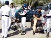 بغیر ہیلمٹ موٹر سائیکل چلانے پر اے ایس آئی اور 3 ٹریفک اہلکاروں کا چالان