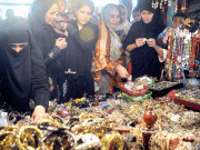  شاپنگ سینٹرز اور دیگر مقامات پر مہندی لگانے کےا سٹالز سج گئے