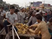 منت سماجت کے باوجود کیلے لوٹنے والوں کو ترس نہ آیا