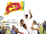 رنگانا ہیراتھ کی رخصتی ساتھیوں نے کندھے پر اٹھا کر گراؤنڈ کا چکر لگایا