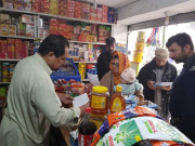 پشاور خاتون سرکاری افسر کا شیر خوار بیٹی کے ہمراہ گرانفروشوں کیخلاف کریک ڈاؤن