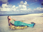 کیرولین ووزنیاسکی اور جینی بوچارڈ نے جل پری کا روپ دھار لیا