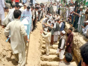 پشاور دھماکے کے متوفی سپرد خاک کالعدم تحریک طالبان کیخلاف بم دھماکے کا پہلا مقدمہ درج