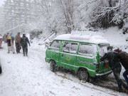 برف باری جاری دھند میں اضافہ مری روڈ بند سیاح پھنس گئے