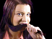 لوگ سَر کھاتے ہیں۔۔۔۔ وہ بال کھاتی ہیں