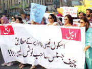 نجی اسکولوں نے گھٹنے ٹیک دیے فیسوں میں 20 فیصد کمی پر تیار