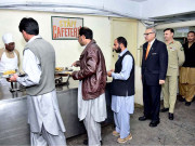 صدر عارف علوی کا اسٹاف کے ہمراہ لنچ لائن میں لگ کر کھانا لیا