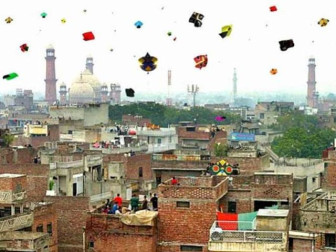 بسنت پر پابندی ہٹانے کے فیصلے کے خلاف پنجاب اسمبلی میں قرارداد بھی جمع کرادی گئی ۔ فوٹو : فائل
