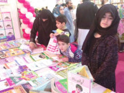 عالمی کتب میلہ شاعری کہانیوں اور ناول کے اسٹالوں پر خواتین کا رش