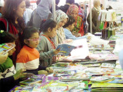 چھٹی کا دن سیکڑوں بچے والدین کو لیکر کتب میلے میں پہنچ گئے