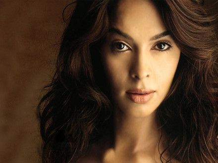 بھارتی اداکارہ ملیکا شیراوت وائٹ ہاؤس میں کیا کررہی ہیں؟ سوشل میڈیا پر تبصرے