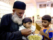 دوسروں کی مدد دماغ پر اچھے اثرات مرتب کرتی ہے