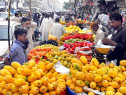 انتظامیہ کے دعوے دھرے رہ گئے پھل فروشوں نے لوٹ مچا دی 