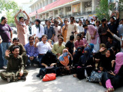 پیپر ملتوی کیے جانے پرنجی انسٹیٹیوٹ کے طلبا کامظاہرہ 