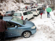 مری اور گلیات میں برفباری سے موسم شدید سرد کئی علاقوں میں بارش