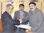 چیف جسٹس سے شیخ رشیدکی ملاقات ڈیم فنڈمیں 6 کروڑکاچیک پیش کیا