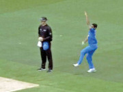 بھونیشور کمار کی امپائر کے پیچھے رہ کر کی گئی گیند ’ ڈیڈ‘ قرار