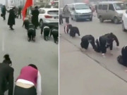 چینی کمپنی کی ملازموں کو سڑک پر ہاتھ پاؤں کے بل چلنے کی سزا