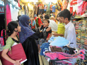 بازاروں میں بچوں کے ملبوسات اور جوتوں کی دکانوں پر رش لگنا شروع 