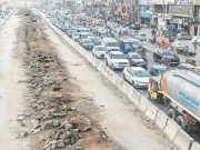 کراچی؛ ٹریفک جام، ٹوٹے روڈ، ہنگامی صورتحال میں سیکیورٹی سروسز میں رکاوٹ کا باعث