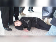 چینی باشندوں کا اسلام آباد ایئر پورٹ لاؤنج گیٹ پر لیٹ کر احتجاج