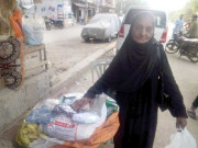 واکر پر چیزیں بیچنے والی باہمت خاتون مثال بن گئی