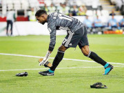 ایشین کپ فٹبال یو اے ای کے شائقین نے پلیئرز پر جوتے اچھال دیے