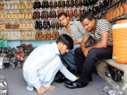 بنارس کے مرکزی بازار میں ’’پشاوری چپلوں‘‘ کے نت نئے ڈیزائن متعارف