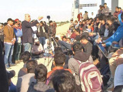 تعلیم کا نیا ٹرینڈ آئی ٹی ماہر نے طلبہ کو ساحل پر پڑھانا شروع کردیا