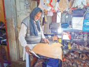 ہاتھ سے چمڑے کے جوتے بنانے کا فن ناپید ہونے لگا