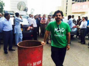 عالمگیر خان کا ایک بار پھر انوکھا احتجاج وزیر اعلیٰ ہاؤس کے باہر گٹر کا پانی پھینک دیا