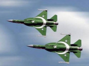 وزیرِ اعظم کا بھارتی طیاروں کو تباہ کرکے فضائی برتری قائم کرنے والی پاک فضائیہ کی  ائیربیس کا دورہ