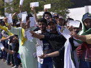 پی ایس ایل پولیس افسر نے فراخدلی کا مظاہرہ کرتے ہوئے اپنے ٹکٹ 2 نوجوانوں کو دیدیئے