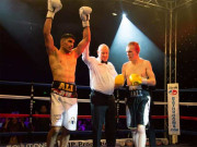 پاکستانی نژاد برطانوی باکسر محمد علی نے کیریئر کی چوتھی فائٹ جیت لی