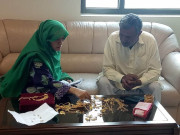 لاہور ایئرپورٹ پر ملازمہ کی دیانت داری 40 لاکھ روپے کے گمشدہ زیورات مالک کو لوٹا دیے