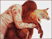 مُردہ لومڑی کو اپنے ساتھ رکھنے والی لڑکی