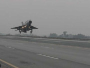 پاک فضائیہ کے لڑاکا طیاروں کی روڈ رن وے پر لینڈنگ کا مظاہرہ