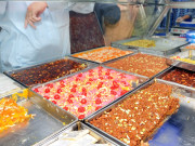 عید کیلیے نئی اقسام کی مٹھائیاں اور کیک دکانوں میں سجا دیے گئے