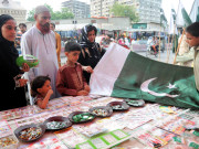 جشن آزادی کی تیاریاں شروع مختلف مقامات پر اسٹالز سج گئے