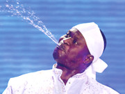 گھانا کا ’’واٹر مین‘‘  60 سیکنڈ میں ایک گیلن پانی پی کر واپس نکال دیتا ہے