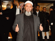 مشتاق احمد کو ایشین ایوارڈ سے نواز دیا گیا