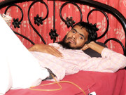 ’’اور پیسے نکالو‘‘ اور تقاضا پورا نہ ہونے پر گولیاں برسا کر اس کی زندگی اُجاڑ دی گئی