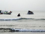 طوفانی ہواؤں سے 17 کشتیاں سمندر میں ڈوب گئیں 32 ماہی گیر لاپتہ