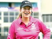 کلیئرمینز میچ میں ذمہ داری انجام دینے والی پہلی خاتون امپائر بن گئیں