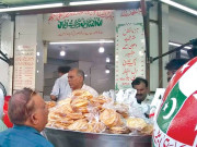 برنس روڈ کے مٹکے دہی بڑے گاہکوں کی توجہ کا مرکز بن گئے