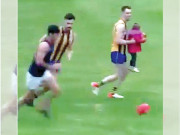 میلبورن میں فٹبال میچ کے دوران 2 سالہ بچی گراؤنڈ میں داخل