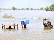 سیلابی ریلوں سے متعدد بندوں میں شگاف مزید سیکڑوں بستیاں زیر آب 