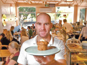 جان ہیسٹنگز نے میلبورن کے مضافات میں کیفے کھول لیا