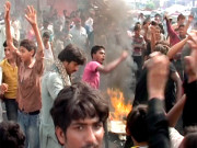 لاہور لوڈشیڈنگ کیخلاف مشتعل مظاہرین پر لاٹھی چارج پتھراؤ سے 3 پولیس اہلکار زخمی 